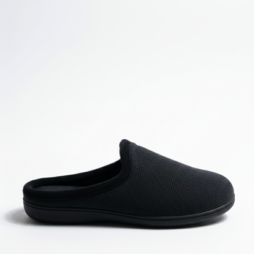 Pantoufle homme noire simple et confortable, en tissu respirant, avec semelle souple idéale pour un usage quotidien à la maison.