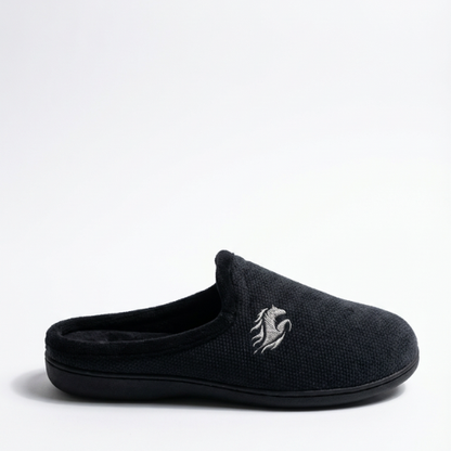 Pantoufle homme noire en tissu doux, avec broderie cheval argenté sur le côté, conçue pour un confort maximum à la maison.