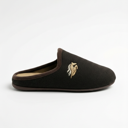 Chausson pour homme en tissu marron foncé, vue latérale, avec broderie dorée en forme de motif sur le dessus.