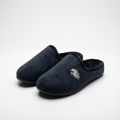 Pantoufles homme noires en tissu doux avec broderie cheval, légères et confortables pour la maison.