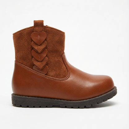 Bottines enfant marron portées par une fille en automne, style confortable pour l’extérieur