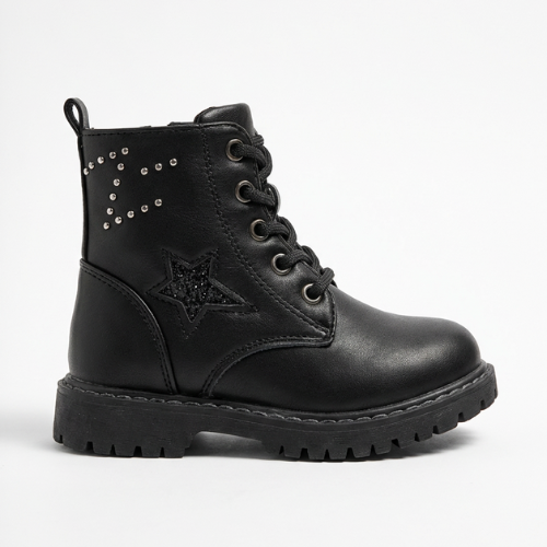 Paire de bottines enfant noires, design moderne avec étoile, photo studio fond blanc