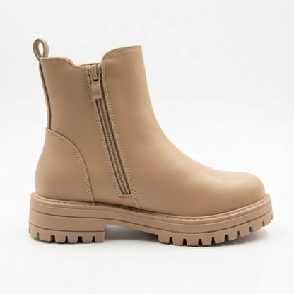 Botte beige avec fermeture éclair latérale et semelle épaisse crantée, design moderne et finition mate.