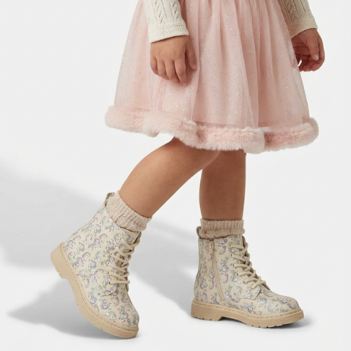 Botte fille beige avec motifs licornes et arcs-en-ciel, lacets assortis et semelle épaisse crantée.