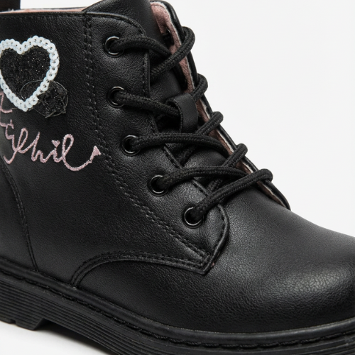 Bottine fille noire avec lacets, cœur brodé et semelle antidérapante – détail du côté, modèle importé d’Espagne.