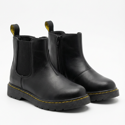Bottes noires style Chelsea pour enfants, en simili cuir lisse, semelle épaisse à surpiqûres jaunes et fermeture latérale.
